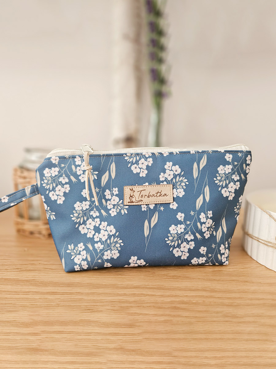 Kosmetyczka średnia w białe kwiaty